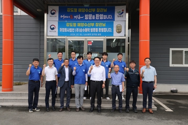 ▲강도형 해양수산부 장관는 지난 18일 장흥군 소재 산지거점유통센터(FPC)를 방문하여 김 유통시설 운영 전반을 직접 점검했다.(사진제공=장흥군)