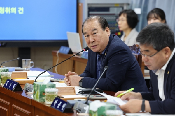 ▲전라남도의회 안전건설소방위원회 강정일 의원은 지난 17일 제383회 임시회 건설교통국 소관 업무보고에서 도내 지하차도 자동진입 차단시설 설치 지연에 대한 문제를 제기했다.(사진제공=전라남도의회)
