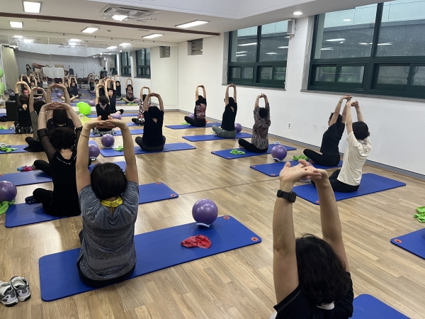 ▲보건소 비만 예방 프로그램에서 지역주민들이 운동하는 모습(사진제공=화순군)