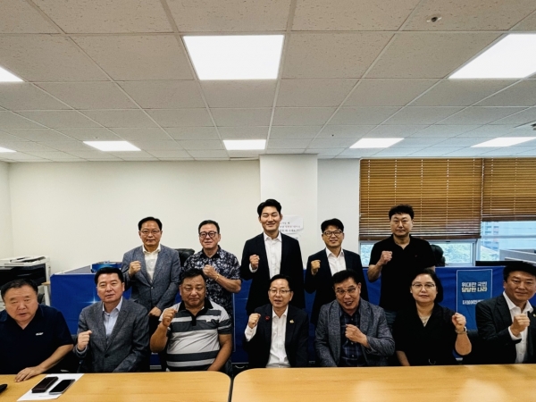 ▲김문수 국회의원은 21일 오후 의원사무실에서 순천시 소상공인연합회는 정책간담회를 실시하고 참석자들과 기념촬영 했다(사진=이기장 기자)