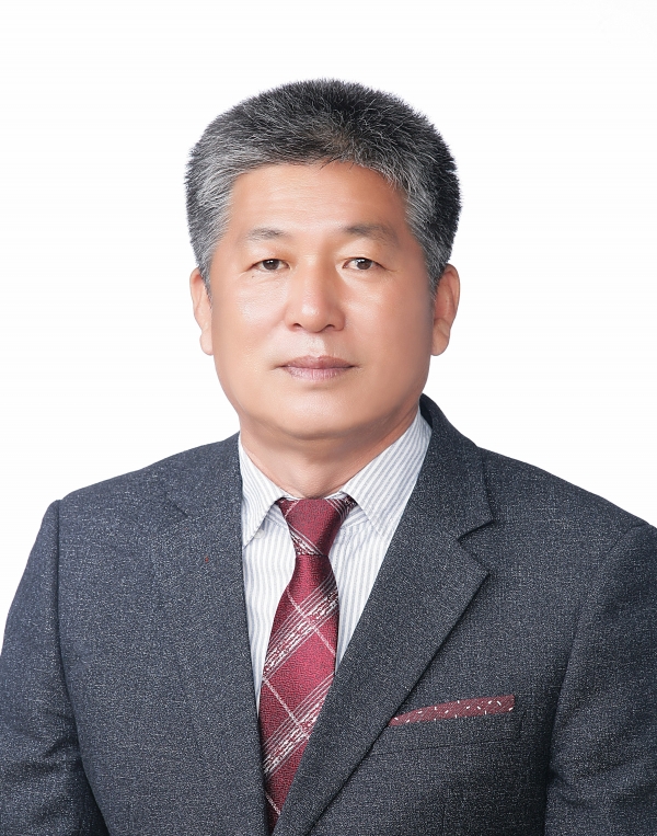 ▲전라남도의회 신의준 의원이 2024 남도장터 우수상품 품평회에서 ‘남도장터 발전 유공 감사패’를 받았다.(사진제공=전라남도의회)