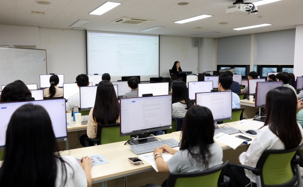 ▲진도군은 직원을 대상으로 전문가를 초빙하여 인공지능(AI)활용 기획보고서 작성 교육을 진행했다.(사진제공=진도군)