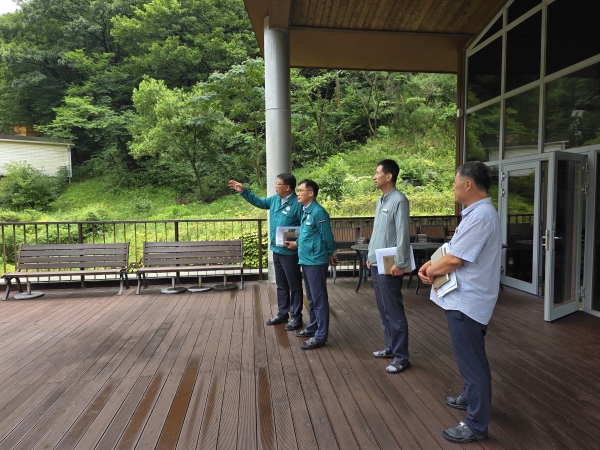 ▲서형빈 보성부군수가 산림산업과장에게 제암산자연휴양림 시설 현황을 보고받고 있다.(사진제공=보성군)