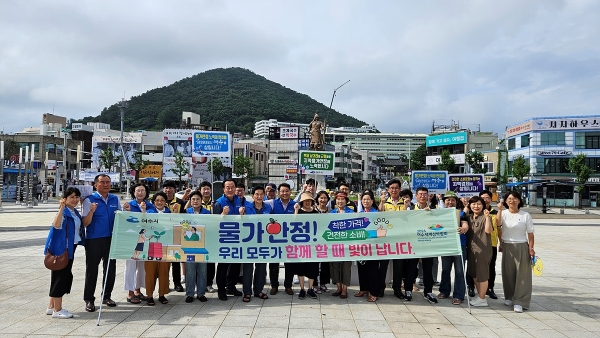 ▲여수시가 매월 셋째 주 수요일을 ‘실천의 날’로 지정, 이달 중앙동에서는 이순신광장 및 중앙동 상가 일원에서 민관합동 시민운동을 전개했다.(사진제공=여수시)