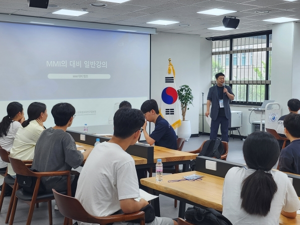 ▲전남교육청 진로진학상담센터가 의대 지원 희망학생들을 대상으로 다중미니면접(MMI) 프로그램을 진행하고 있다.(사진제공=전라남도교육청)