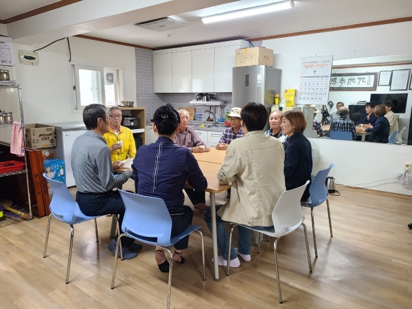 ▲노인 경로당 식탁 설치(사진제공=화순군)