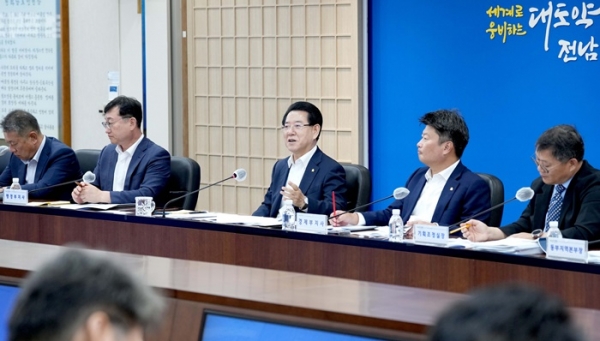 ▲김영록 전라남도지사가 23일 오전 도청 서재필실에서 실국장 정책회의를 주재하고 있다.(사진제공=전라남도)