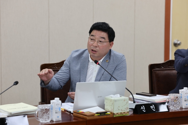 ▲신민호 전남도의원은 지난 22일 열린 전남바이오진흥원 소관 업무보고에서 과도한 성과주의에 가려진 전남바이오진흥원의 행정처리 미숙 및 조직 기강 해이를 지적했다.(사진제공=전라남도의회)