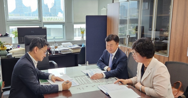 ▲정기명 여수시장이 23일 기재부, 행안부를 방문해 내년도 지역현안 국고건의사업에 대한 적극적인 국비 지원을 요청했다.(사진제공=여수시)