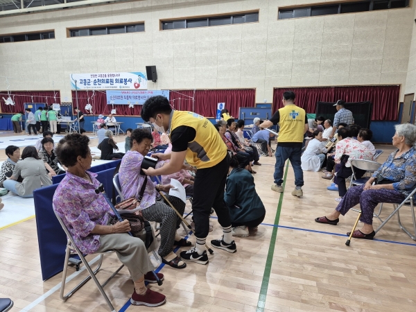 ▲고흥군은 지난 27일 순천의료원과 의료봉사를 펼쳐 지역주민으로부터 큰 호응을 받았다.(사진제공=고흥군)