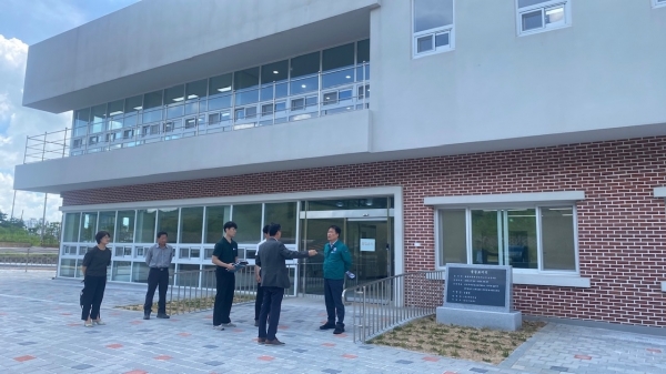 ▲군수권한대행 김정섭 영광부군수 김정섭은 지난 25일 영광읍 백학리 일원에 조성된 영광 화물자동차 공영차고지 조성 현장을 방문해 마무리 진행 상황을 확인하고 현장 시설물을 점검하는 시간을 가졌다.(사진제공=영광군)