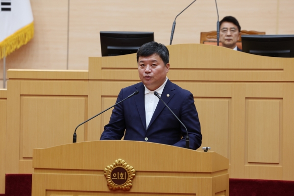 ▲지난 26일 정영균 의원이 본회의장에서 촉구건의안에 대한 제안설명을 하고 있다.(사진제공=전라남도의회)