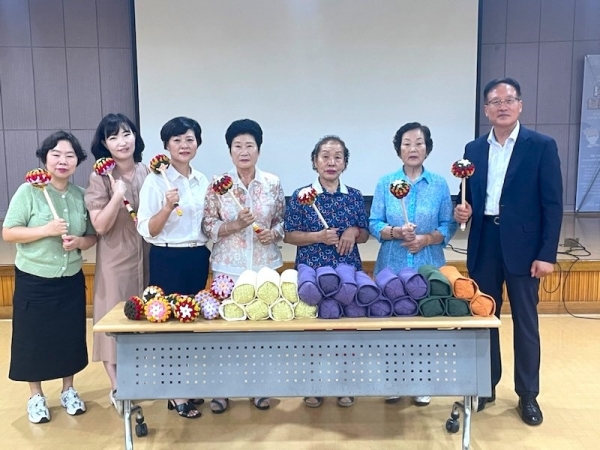 ▲담양군자원봉사센터는 담양군 향촌노인종합복지관과 예수마음의집을 방문해 어르신들을 위한 양말목 공예품 안마봉과 낮잠 베개 100여 개를 전달했다.(사진제공=담양군)