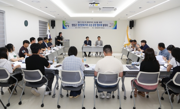 ▲영암군이 지난 29일 ‘지속가능한 청년문화거리 조성 운영협의체’ 발대식과 정기회의를 개최했다.(사진제공=영암군)