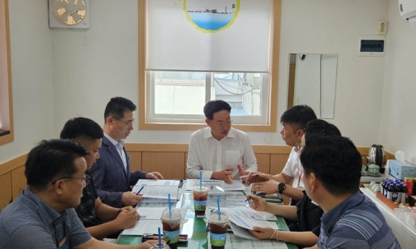 ▲지난 24일 무안군을 방문하여 산림 분야 현안 사업 설명을 듣고 있는 나광국 전남도 예산결산위원장(사진제공=무안군)