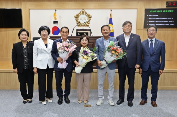 ▲진도군의회는 29일 의회운영위원장에 장영우 의원, 행정문화복지위원장에 김춘화 의원, 농수산건설위원장에 주만종 의원을 각각 선출하고 기념촬영했다.(사진제공=진도군의회)