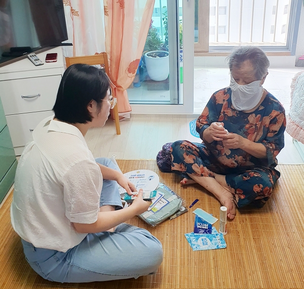 ▲광주 서구는 취약계층 가구에 폭염대응 물품을 배부하고 여름철 건강관리와 응급상황에 대한 대처법을 교육하고 있다.(사진제공=광주 서구)