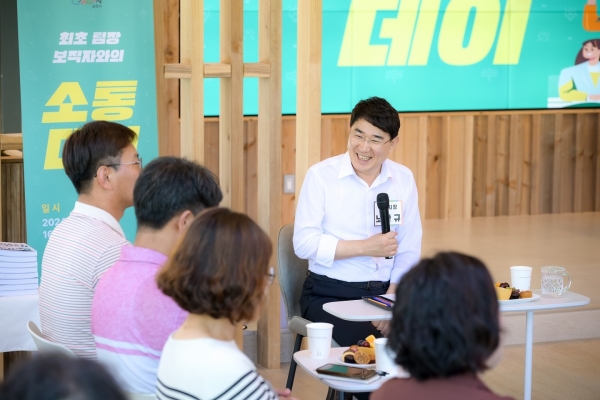 ▲노관규 순천시장은 지난 30일 2024년 하반기 정기인사에서 최초로 팀장 보직을 받은 직원들과 중간간부 리더십의 중요성에 대한 특별한 만남을 가졌다.(사진제공=순천시)