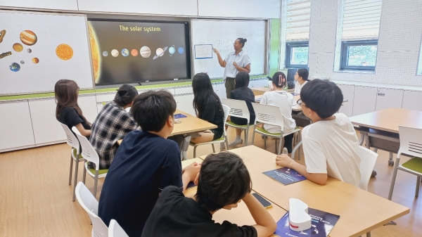 ▲보성교육지원청 외국어체험센터는 여름방학을 맞이하여 관내 중학생 20명, 초등학생 28명을 대상으로 원어민과 함께하는 영어캠프를 시작했다.(사진제공=보성교육지원청)