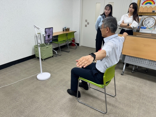 ▲AI 기반 운동 프로그램이 설치된 태블릿PC로 운동(사진제공=함평군)