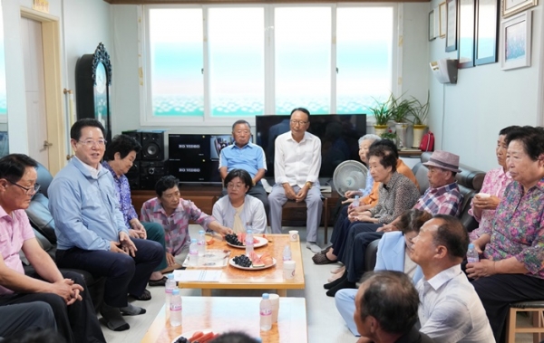▲김영록 전라남도지사가 31일 오후 무더위 쉼터로 지정된 영광군 염산면 운송정경로당을 방문해 폭염에 따른 피해가 발생하지 않도록 총력 대응해줄 것을 당부하며, 경로당을 이용하는 어르신의 안부를 직접 살피고 애로사항을 청취하고 있다.(사진제공=전라남도)