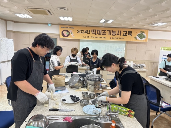 ▲해남군은 우리 쌀 소비 촉진과 식문화리더 양성을 위해 국가기술자격증인‘떡제조기능사’취득 교육을 운영했다.(사진제공=해남군)