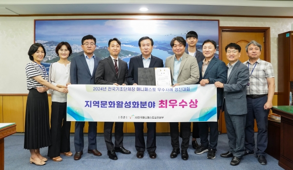 ▲목포시가 ‘2024 전국 기초단체장 매니페스토 우수사례 경진대회’에서 지역문화활성화 분야 ‘최우수상’을 수상했다.(사진 왼쪽 네 번째 목포문화도시센터 김창훈 주임, 박홍률 목포시장, 목포문화도시센터 박재현 연구개발팀장.사진제공=목포시)