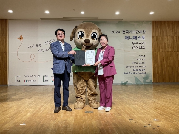 ▲지난 7월 30일 제14회 전국기초단체장 매니페스토 우수사례 경진대회에서 신안군이 최우수상을 수상했다. (왼쪽부터 한국메니페스토실천본부 심사위원 신안군 박성진 정원산림총괄과장.사진제공=신안군)