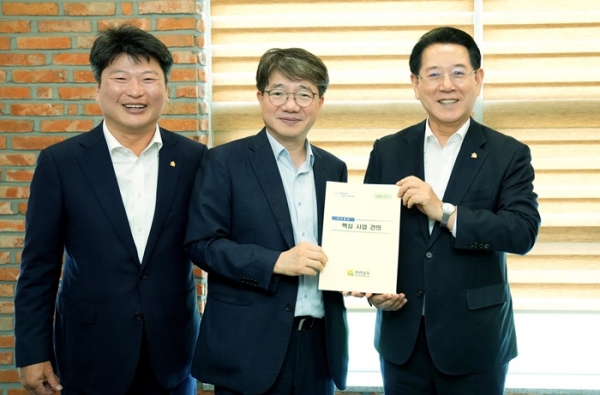 ▲김영록 전라남도지사(오른쪽)가 1일 세종시에서 기재부 김동일 예산실장을 비롯해 예산심의관과 간담회에서 지역 현안사업에 대한 내년도 국비 지원을 강력히 요청한 뒤 전남의 주요 현안사업 건의 내용을 전달하고 있다.(사진제공=전라남도)