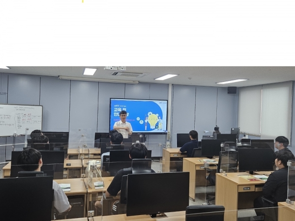 ▲광주시교육청과 한국광기술원(KOPTI)은 지난 29일부터 8월 2일까지 광주공업고등학교 전자과 학생을 대상으로 ‘광 융합산업 우수 기능인력 양성’ 프로그램을 운영했다.(사진제공=광주광역시교육청)