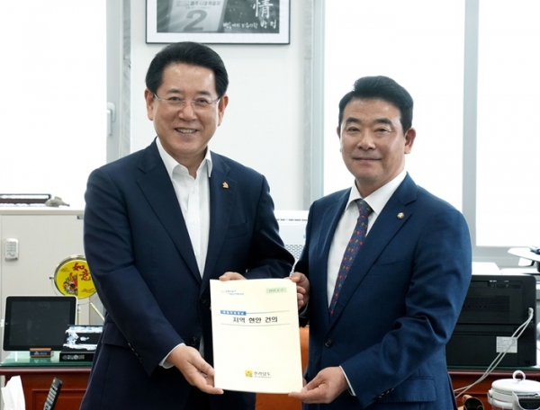 김영록 지사는 이날 박정 예결위원장과 면담을 통해 정책 건의 3건, 국고 핵심사업 10건에 대해 설명하고 적극 지원해줄 것을 요청했다.