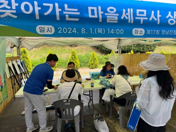 ▲장흥군은 지난 1일 장흥 물축제 현장에서‘찾아가는 마을세무사 무료상담의 날’을 운영했다.(사진제공=장흥군)