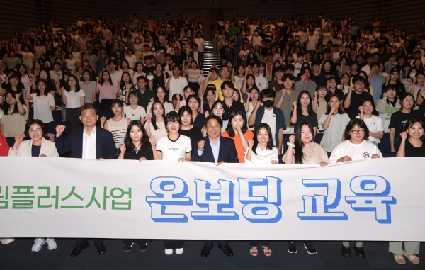 ▲강기정 광주광역시장이 2일 오후 시청 대회의실에서 열린 광주청년 일경험드림플러스 제16기 드림청년 공통교육에 참석해 청년들과 소통한 뒤 기념촬영을 하고 있다.(사진제공=광주광역시)