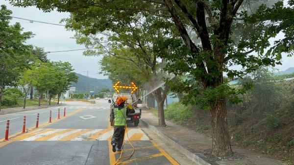 ▲곡성군이 영농폐기물 수거 활동을 펼쳐 깨끗한 농촌환경 조성에 나섰다.(사진제공=곡성군)
