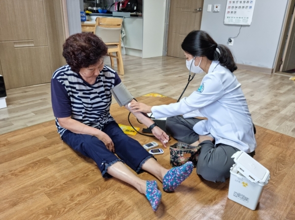 ▲영광군은 ‘건강하고 안전한 여름나기’를 위한 방문건강관리서비스를 강화한다.(사진제공=영광군)