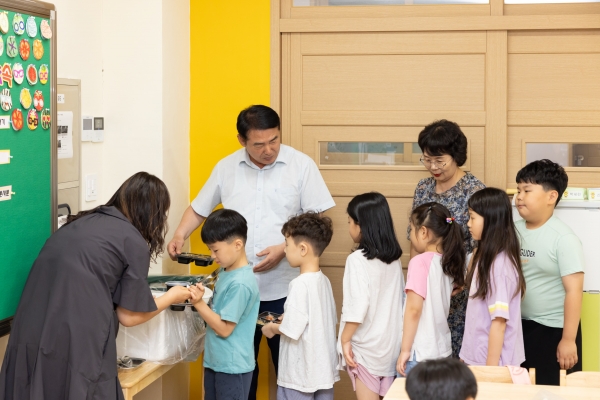 ▲이전선 광주교육감이 학생들에게 도시락을 나눠주고 있다.(사진제공=광주광역시교육청)
