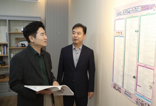 ▲김대중 전남교육감이 교육감실에서 ‘2025 대입전형 정리해DREAM’를 살펴보고 있다.(사진제공=전라남도교육청)