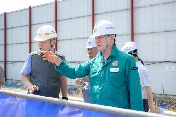 ▲노관규 순천시장과 금호건설 현장소장이 신청사 건립 건축공사 현장을 둘러보고 있다.(사진제공=순천시)