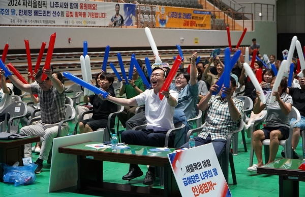 ▲전라남도 나주시는 5일 나주종합스포츠파크 다목적체육관에서 나주 출신 배드민턴 국가대표 안세영 선수의 파리올림픽 여자 단식 결승전 응원전을 가졌다. 응원전엔 윤병태 시장과 시민 300여명이 참석해 안 선수의 올림픽 첫 금메달, 그랜드슬램 달성이라는 환희의 순간을 함께했다. (사진제공=나주시)