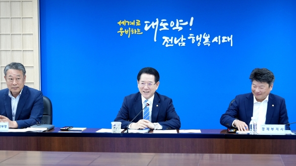 ▲김영록 전라남도지사가 6일 오전 도청 서재필실에서 실국장 정책회의를 주재하고 있다.(사진제공=전라남도)
