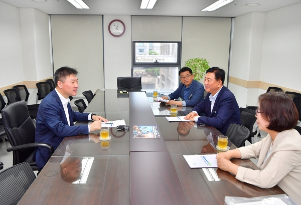 ▲김한종 장성군수(우측 중앙)가 6일 박범수 농림축산식품부 차관(좌)과 면담을 갖고 국고건의사업 협조를 요청했다.(사진제공=장성군)