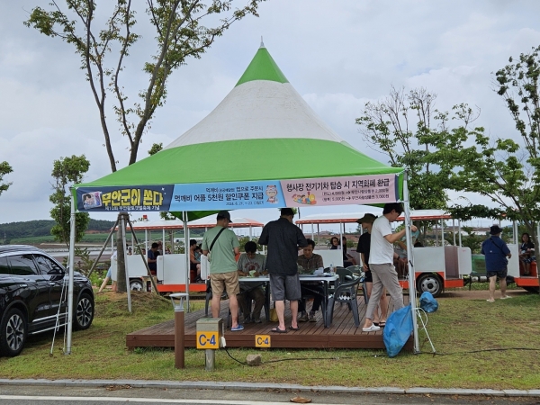 ▲무안연꽃축제 기간 운영된 무안사랑상품권 환급 부스(사진제공=무안군)