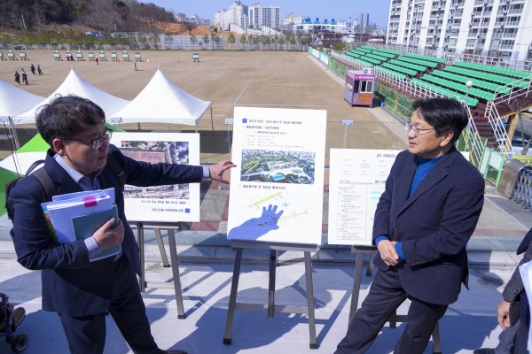 ▲강기정 광주광역시장이 지난 3월 13일 오후 남구 광주국제양궁장에서 열린 '제33회 정책소풍'에 참석해 세계양궁선수권대회 준비상황 등을 점검하고 있다.(사진제공=광주광역시)