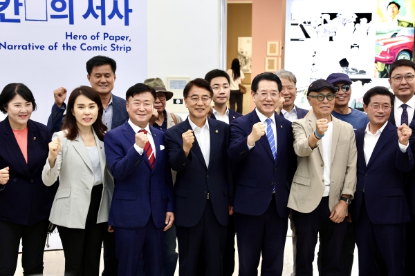 ▲ 6일 오후 3시 전남도립미술관에서 개최된 ‘허영만 데뷔 50주년 기획전시’ 개막식에 김영록 지사와 전라남도의회 이광일 부의장, 윤명희 경제관광문화위원장, 강정일‧주종섭‧정영균‧한숙경‧임형석‧김진남 도의원, 지역작가, 예술인 등 100여 명이 참석했다(사진제공=전남도의회)