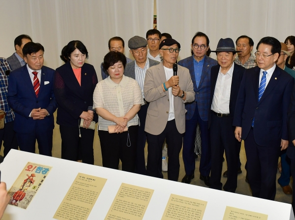 ▲정기명 여수시장이 지난 6일 전남도립미술관에서 개최된 ‘허영만 화백 50주년 기획전시’ 개막식에 참석했다.(사진제공=여수시)