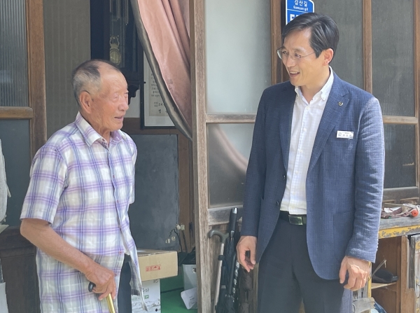 ▲우승희 영암군수가 ‘제79주년 광복절’을 앞둔 7일 박도집 애국지사의 유족을 찾아 위문했다.(사진제공=영암군)