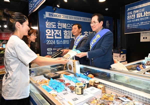 ▲지난 7월 이랜드 킴스클럽에서 진행된 완도 전복 판촉전(사진제공=완도군)