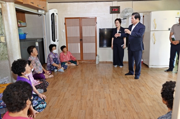 ▲고흥군은 취약계층과 어르신들을 대상으로 폭염대비 온열질환 예방을 위해 총력을 기울이고 있다.(사진제공=고흥군)