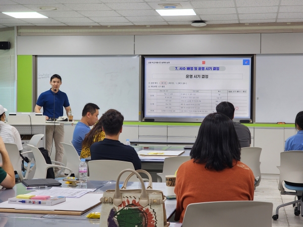 ▲‘학교자율시간의 실제’를 주제로 한 현장 맞춤형 연수가 진행되고 있다.(사진제공=전라남도교육청)