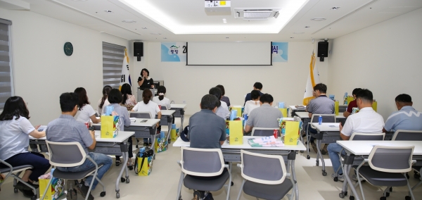 ▲전라남도 미래인재 양성과정 교육생 19명이 지난 8일 영암군 영암읍 청년복합문화공간 ‘달빛청춘마루’를 견학했다.(사진제공=영암군)